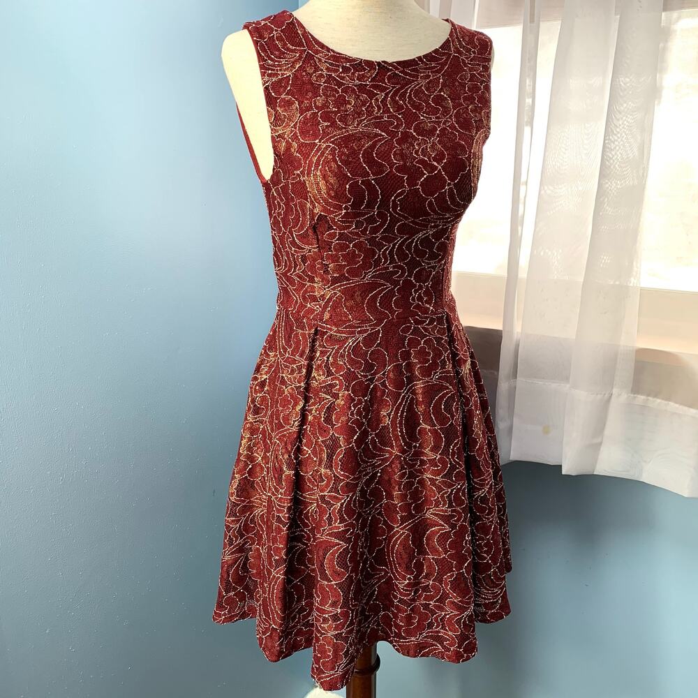 Everleigh Burgundy and Gold Sleeveless Lace Dress Size Medium - Picture 6 of 7